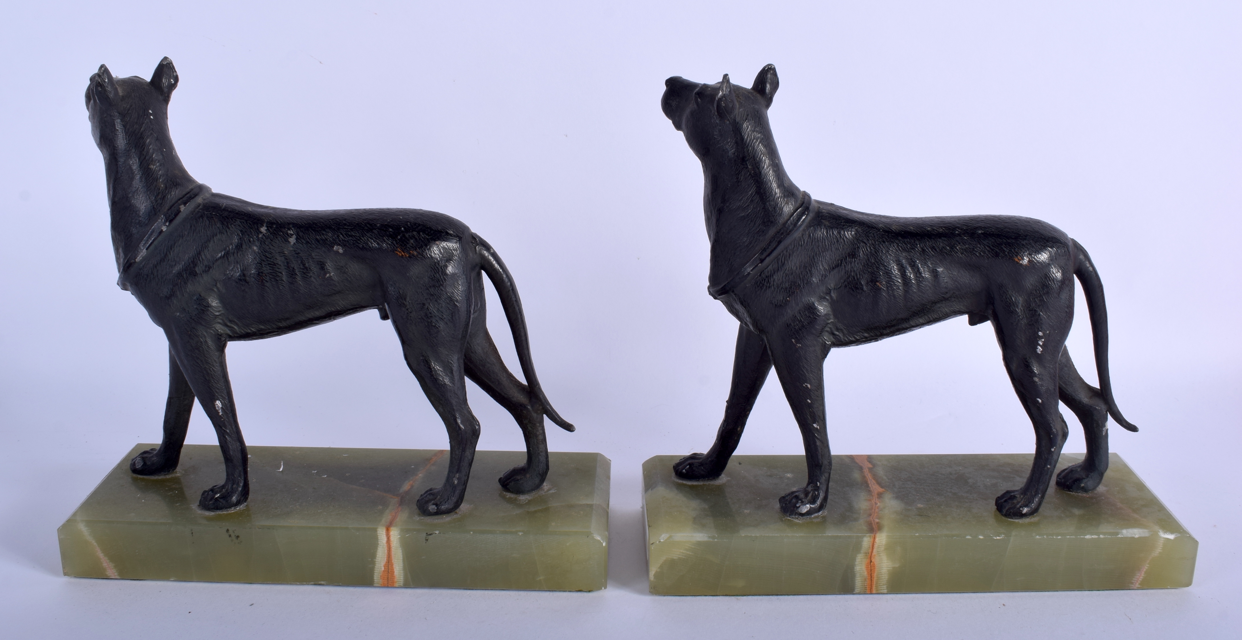 A PAIR OF ART DECO SPELTER HOUNDS upon onyx bases. 21 cm x 21 cm. - Bild 2 aus 2