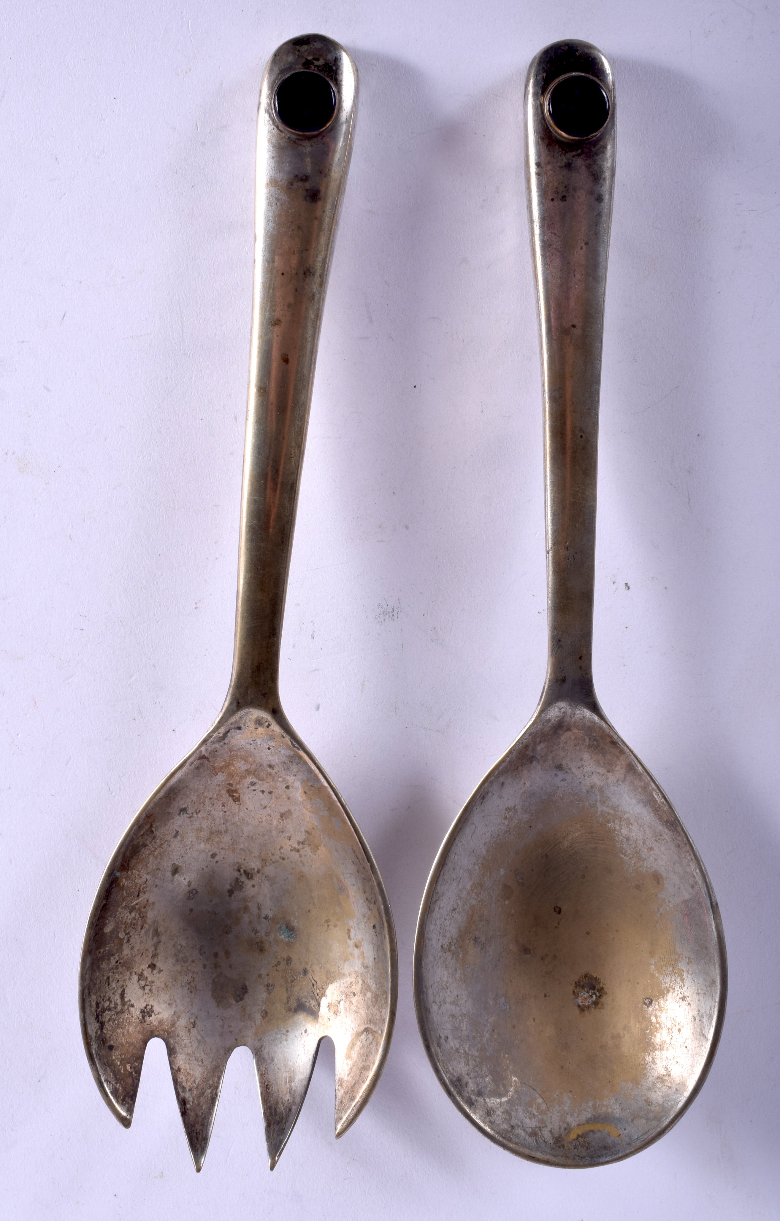 A PAIR OF ARTS AND CRAFTS WHITE METAL AND LAPIS SERVING TONGS. 24 cm long.