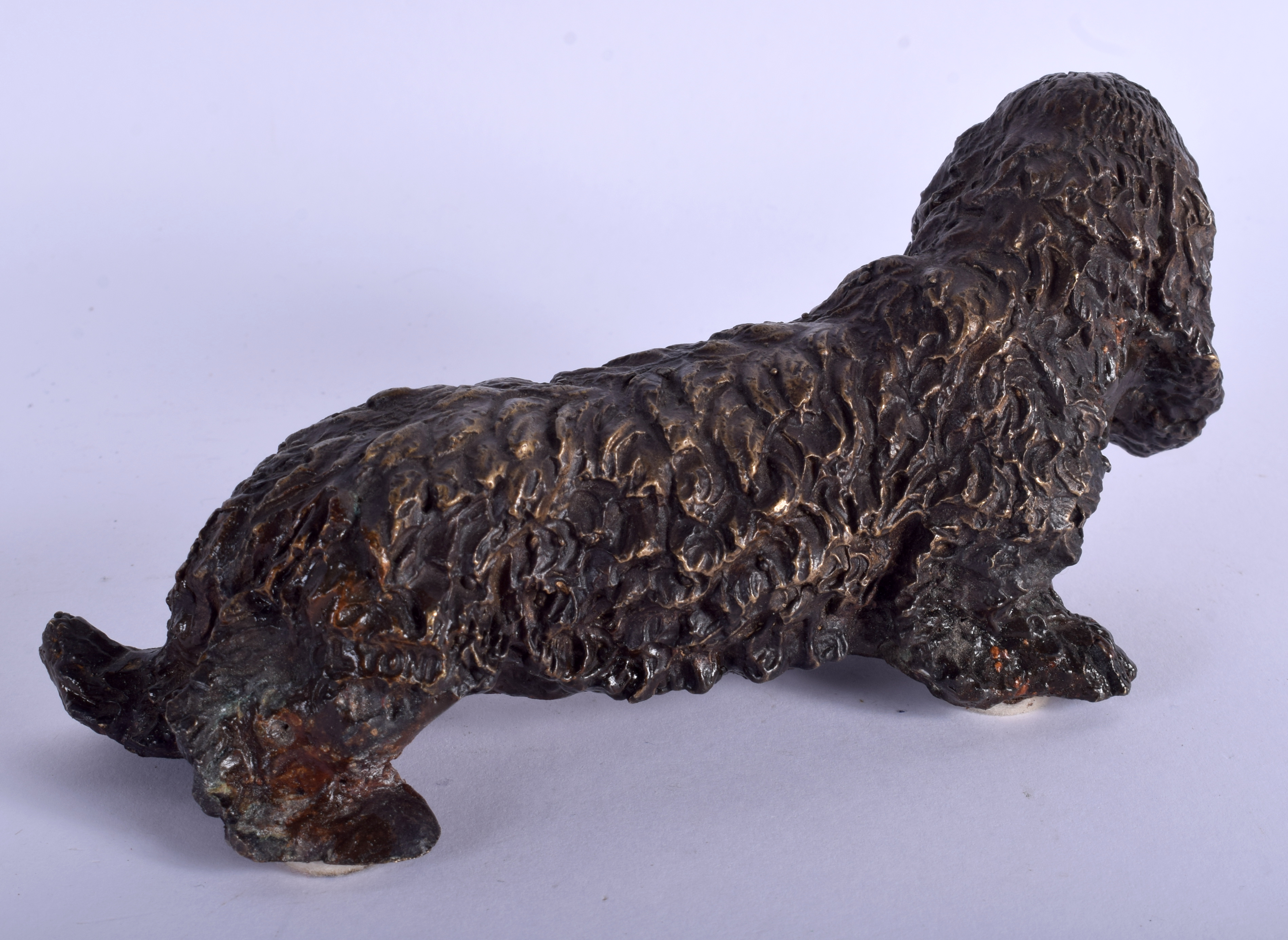 A 1970S CONTINENTAL BRONZE DOG. 14 cm wide. - Bild 2 aus 3