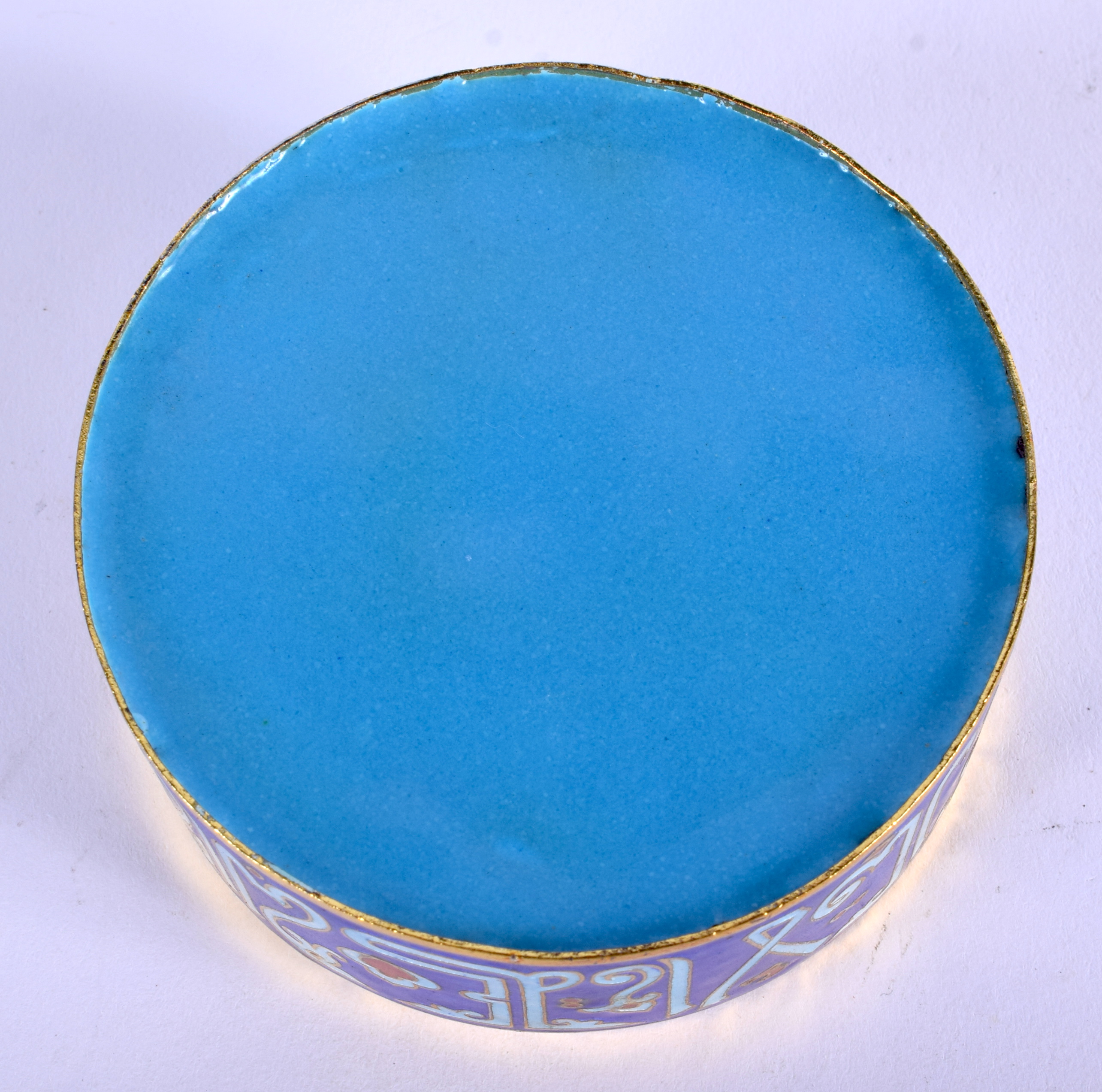 A 1950S CHINESE ENAMELLED BOX AND COVER. 8 cm diameter. - Image 5 of 5