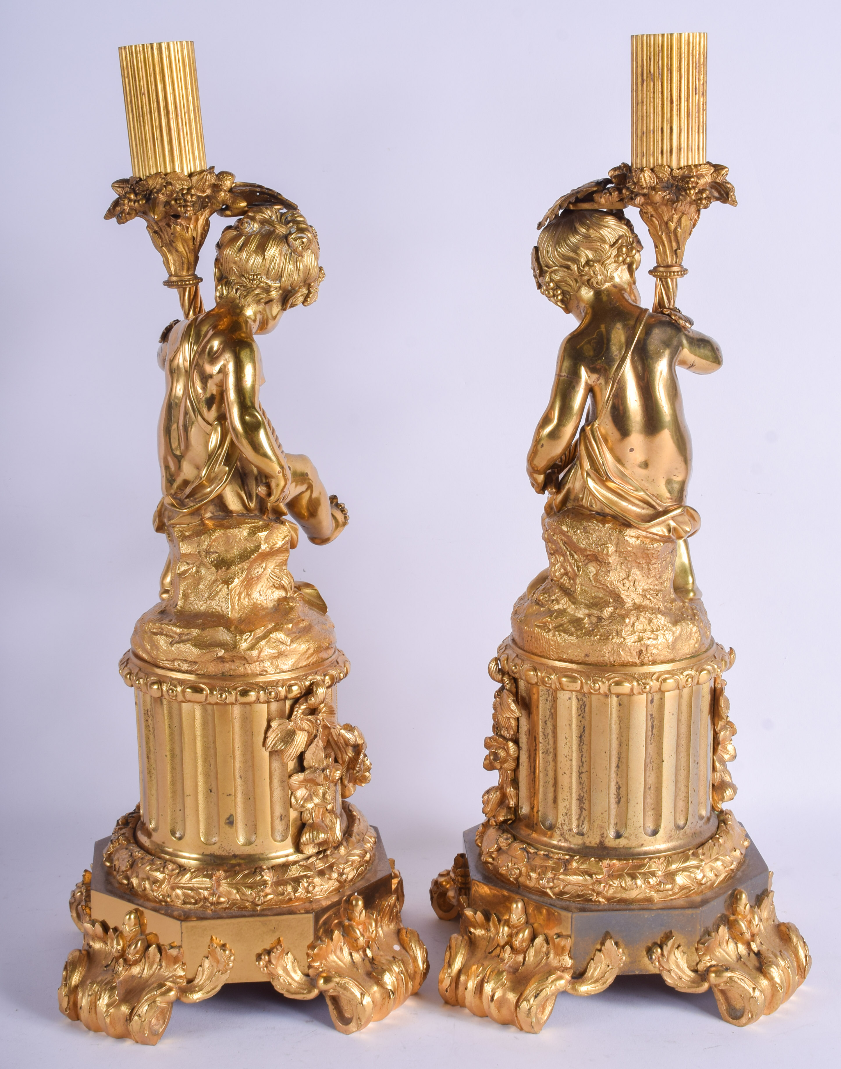 A LARGE PAIR OF 19TH CENTURY FRENCH ORMOLU CANDLEABRA formed with putti. 45 cm high. - Bild 2 aus 4