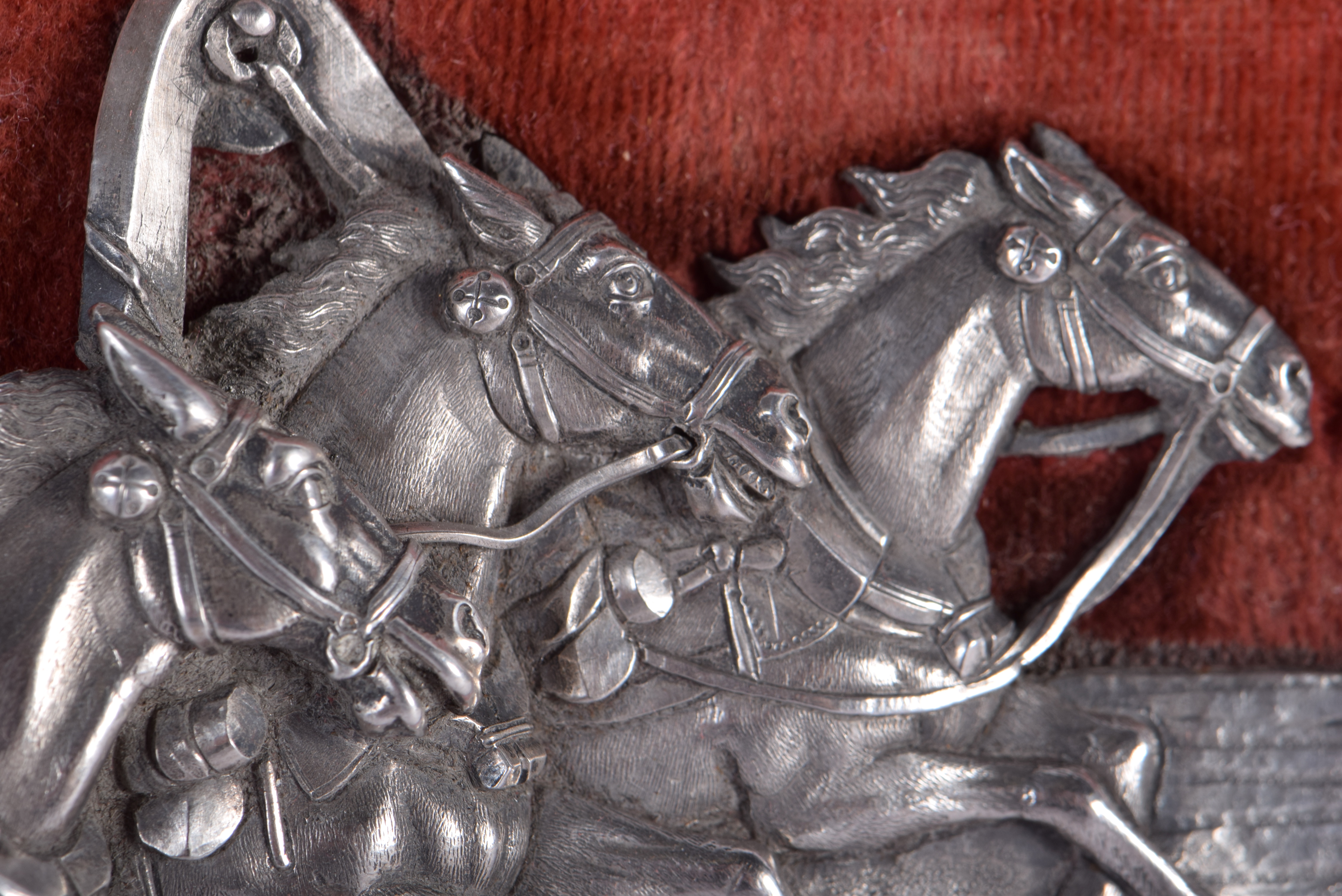 AN ANTIQU RUSSIAN SILVER MOUNTED CARVED WOOD PLAQYE depicting a troika. Silver 19 cm x 9 cm. - Bild 4 aus 5