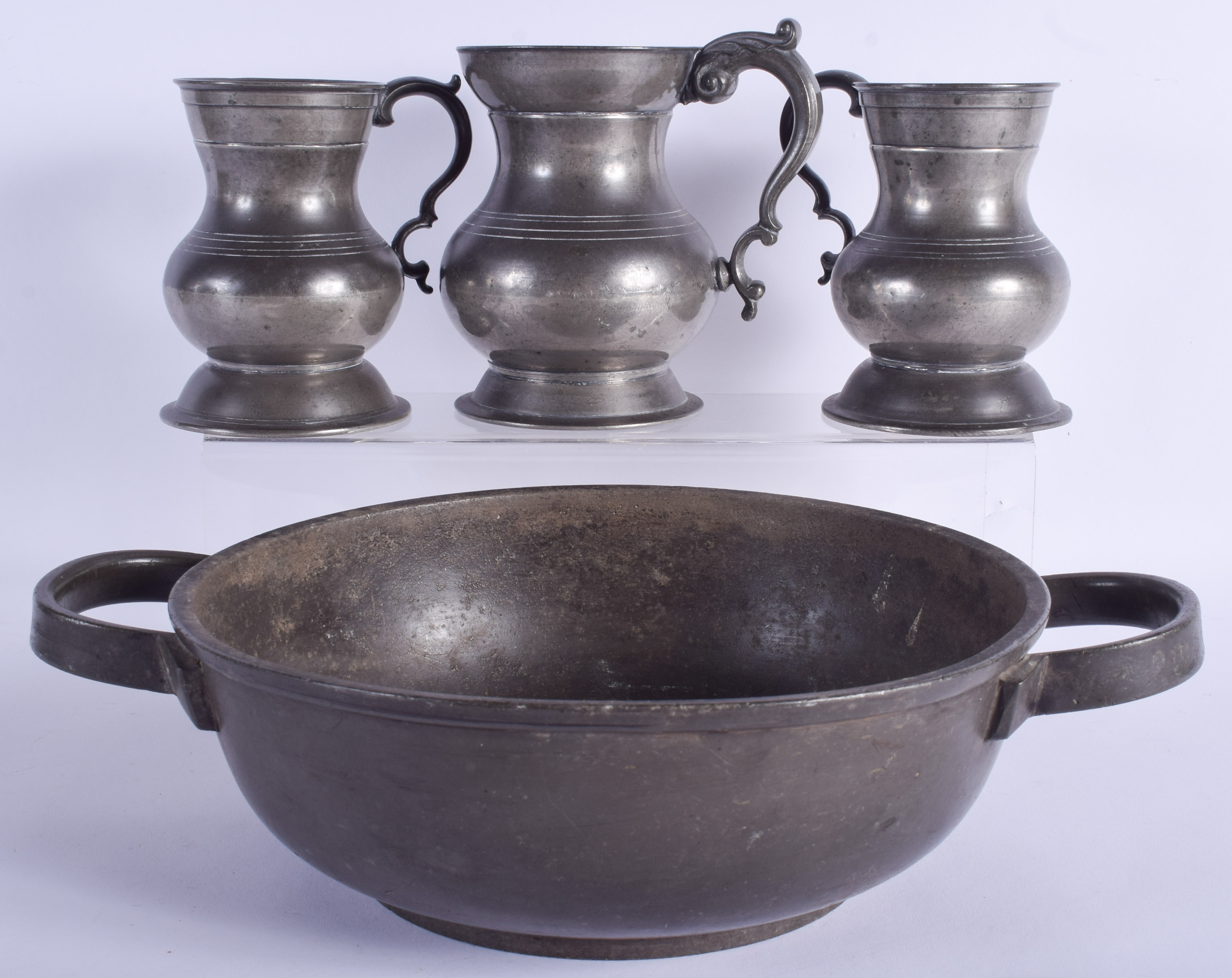 THREE ANTIQUE LONDON PEWTER MUGS together with a basin. Largest 31 cm wide. (4) - Bild 2 aus 2