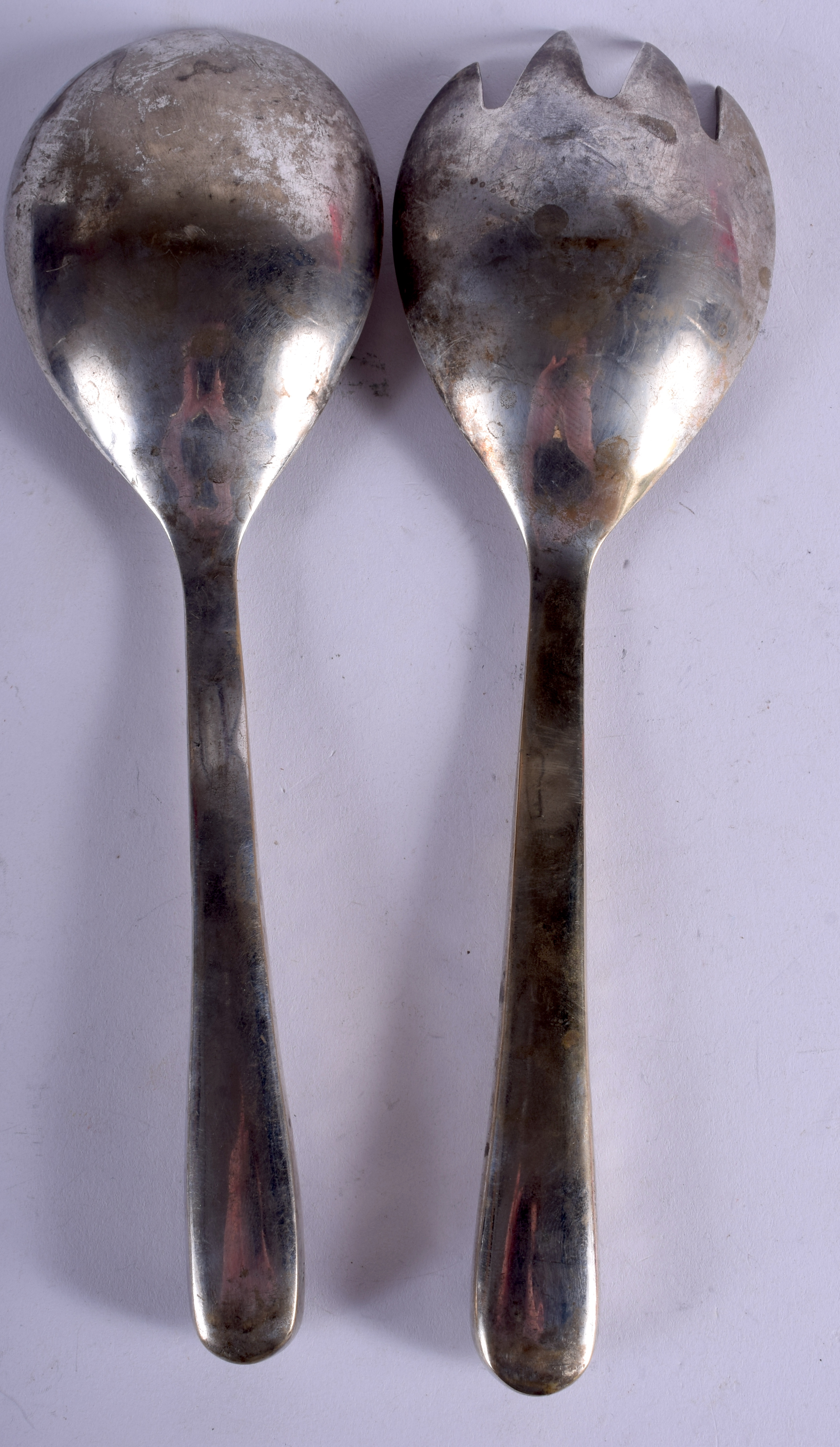 A PAIR OF ARTS AND CRAFTS WHITE METAL AND LAPIS SERVING TONGS. 24 cm long. - Bild 2 aus 2