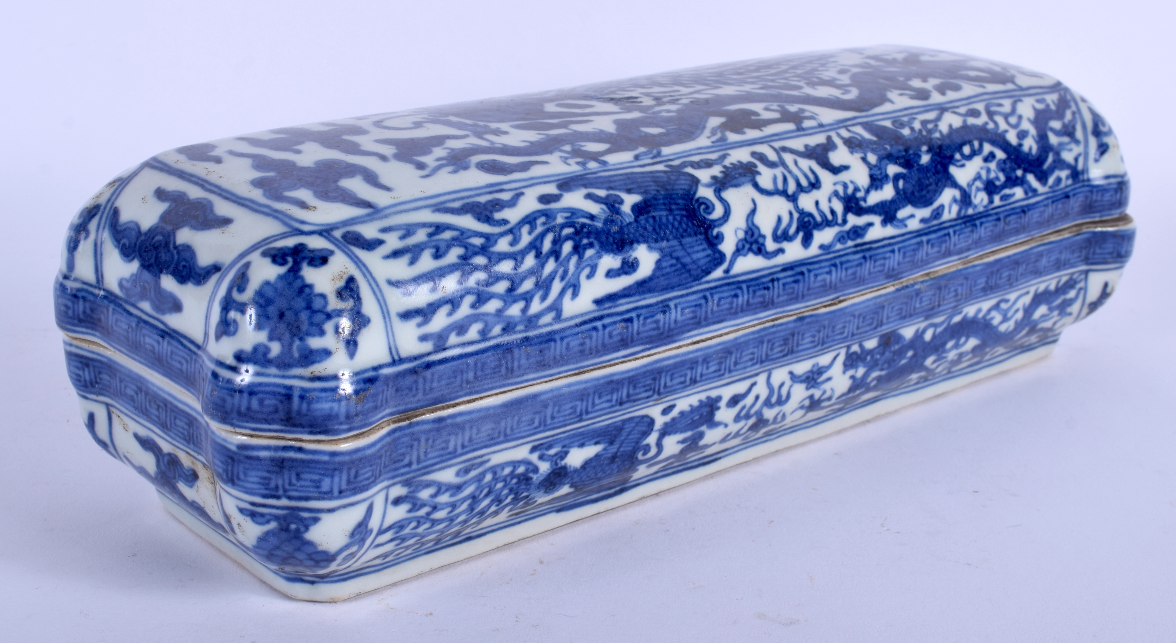 A CHINESE BLUE AND WHITE BOX AND COVER 20th Century. 28 cm x 8 cm. - Image 2 of 4