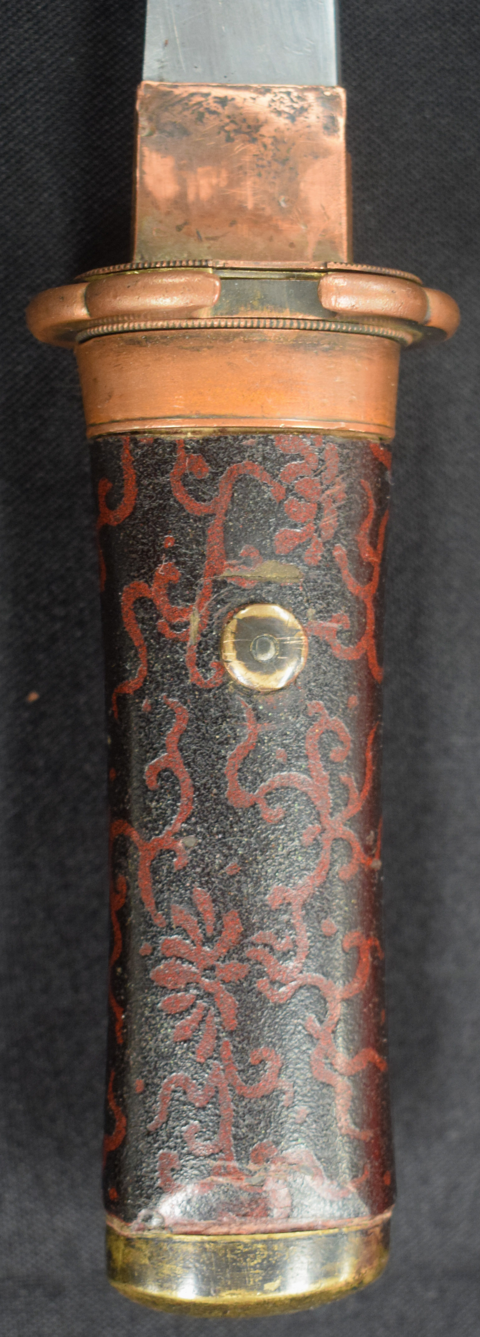 A 19TH CENTURY MEIJI PERIOD LACQUERED TANTO DAGGER with seaweed style handle. 38 cm long. - Image 4 of 11