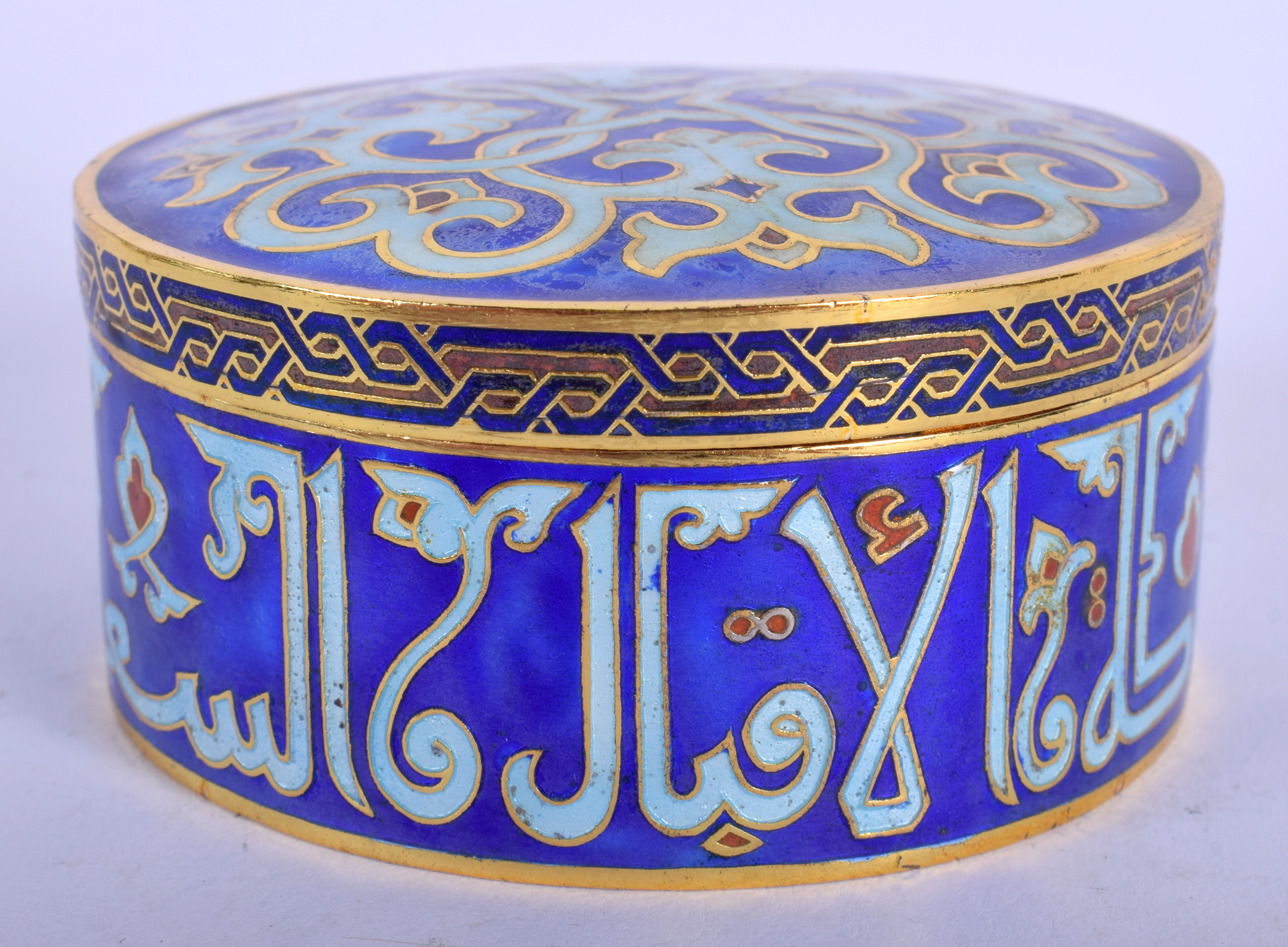 A 1950S CHINESE ENAMELLED BOX AND COVER. 8 cm diameter. - Image 2 of 5