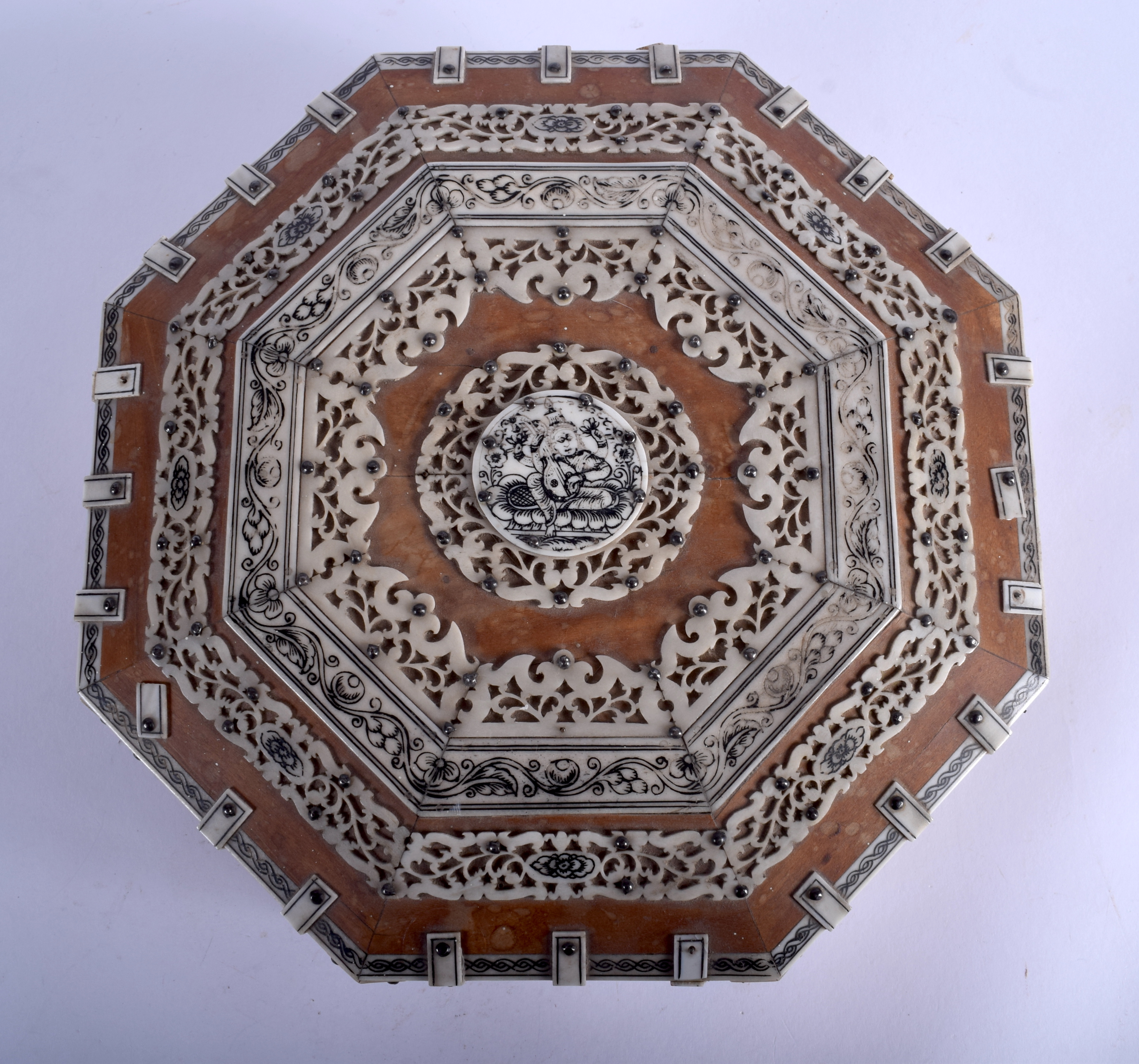 A MID 19TH CENTURY ANGLO INDIAN CARVED IVORY AND SANDALWOOD OCTAGONAL BOX decorated with flowers and - Image 3 of 5