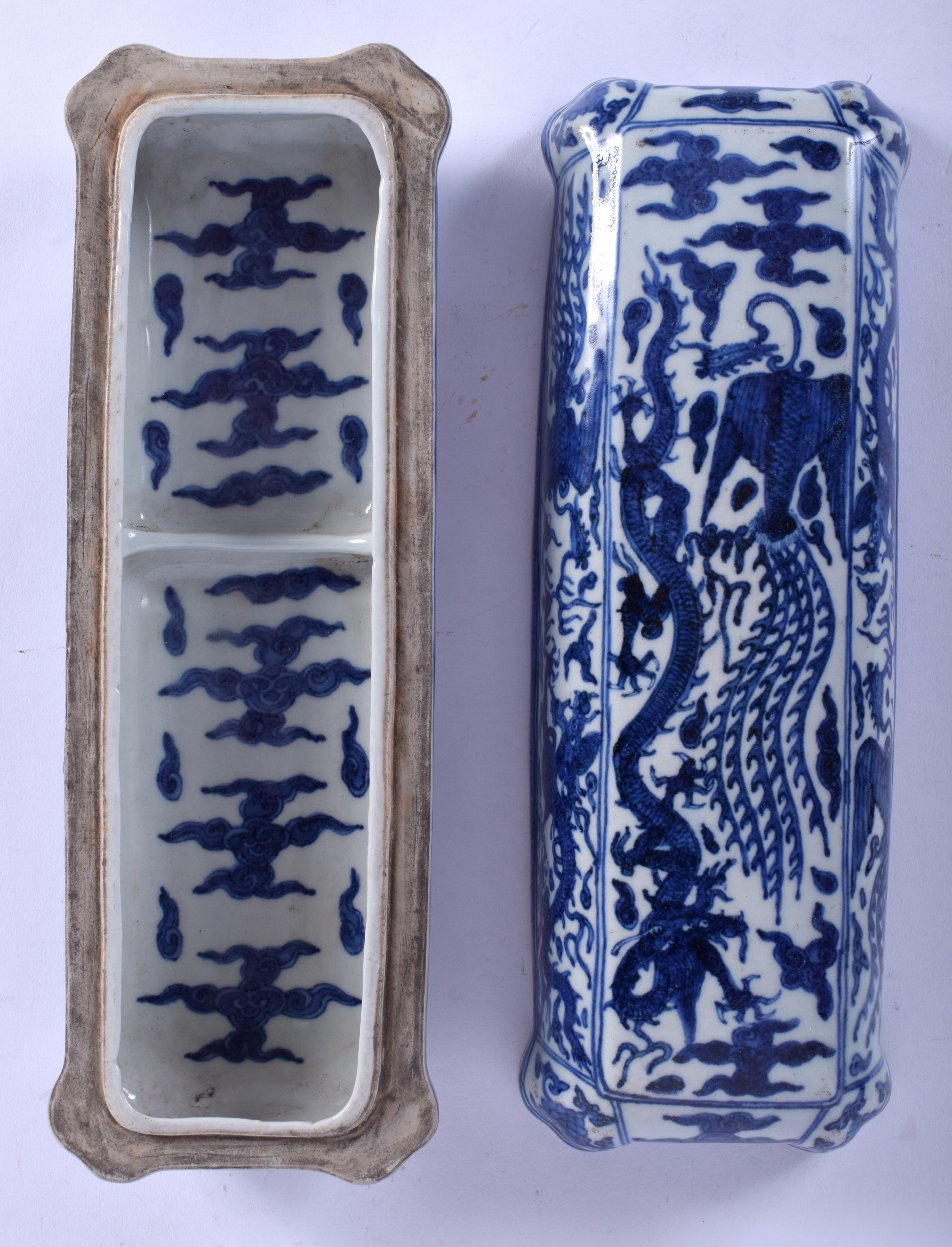 A CHINESE BLUE AND WHITE BOX AND COVER 20th Century. 28 cm x 8 cm. - Image 3 of 4