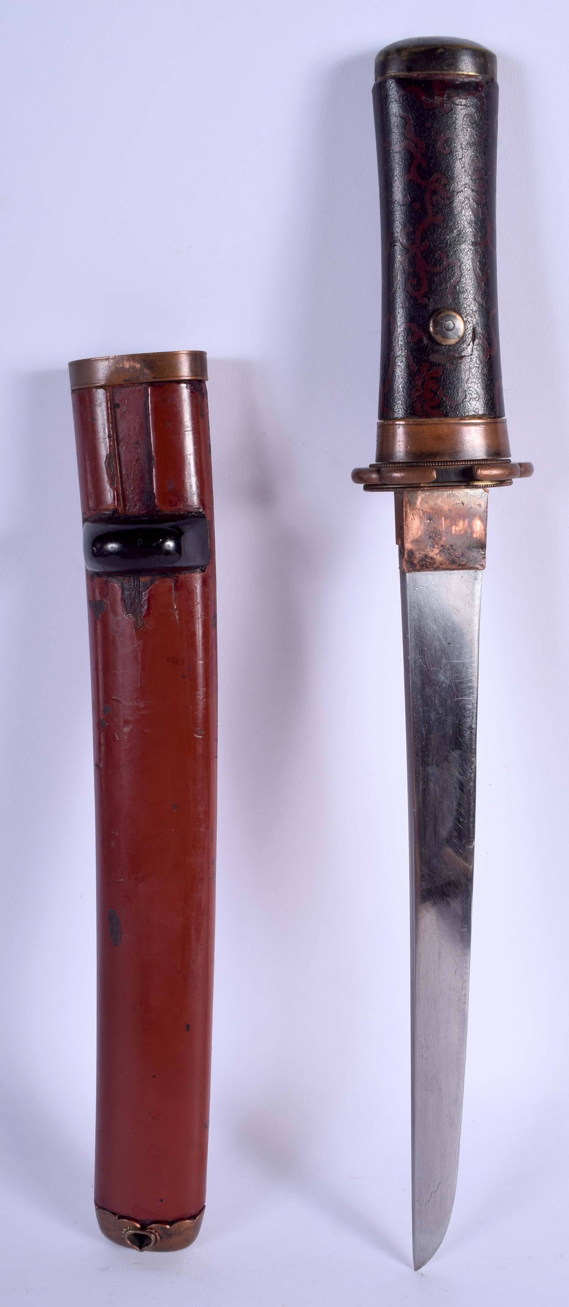 A 19TH CENTURY MEIJI PERIOD LACQUERED TANTO DAGGER with seaweed style handle. 38 cm long. - Image 2 of 11