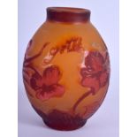 A CONTINENTAL CAMEO GLASS VASE. 9 cm high.