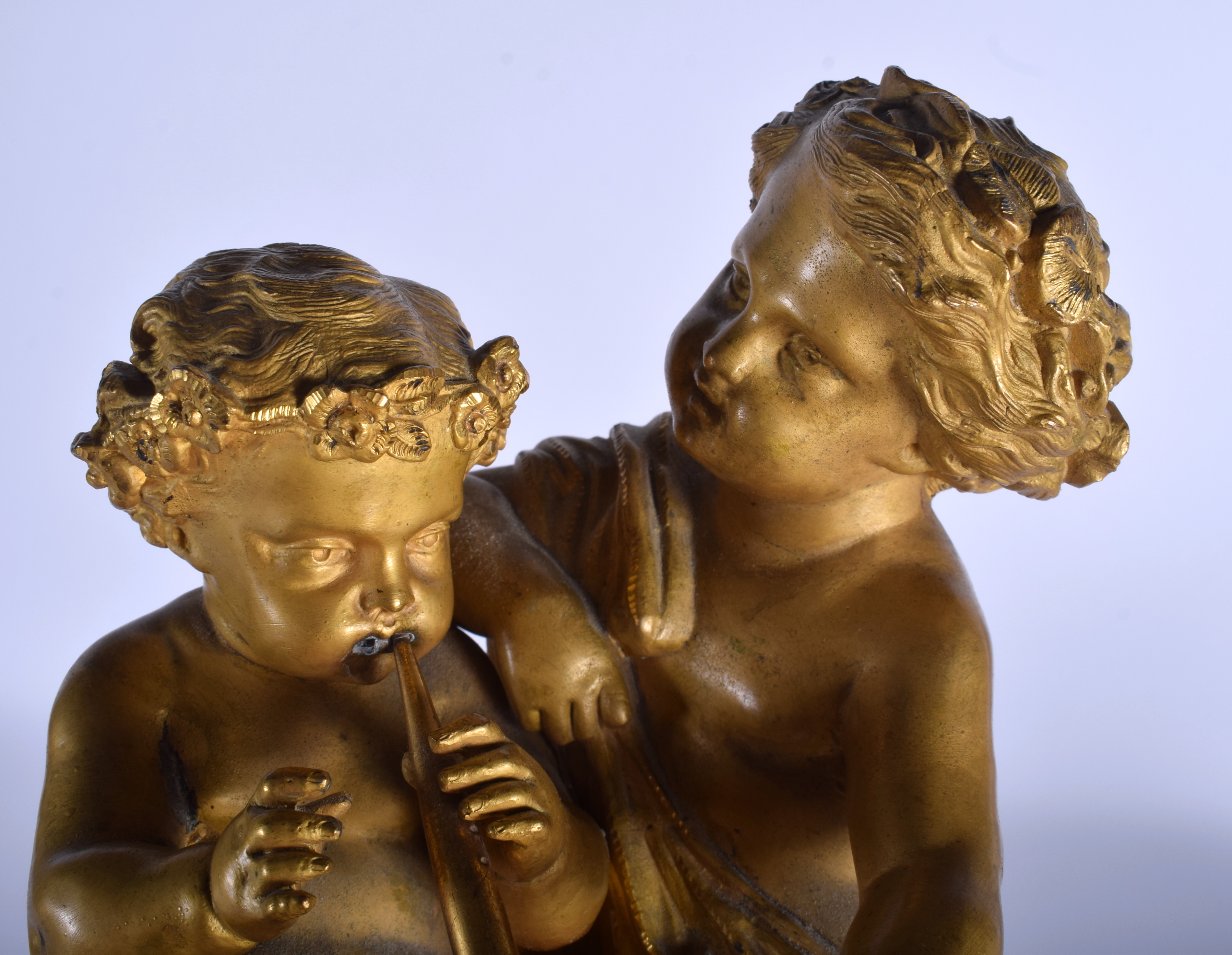 A 19TH CENTURY FRENCH GILDED SPELTER FIGURE OF TWO PUTTI modelled upon am eboinsed base. 21 cm x 27 - Bild 3 aus 3