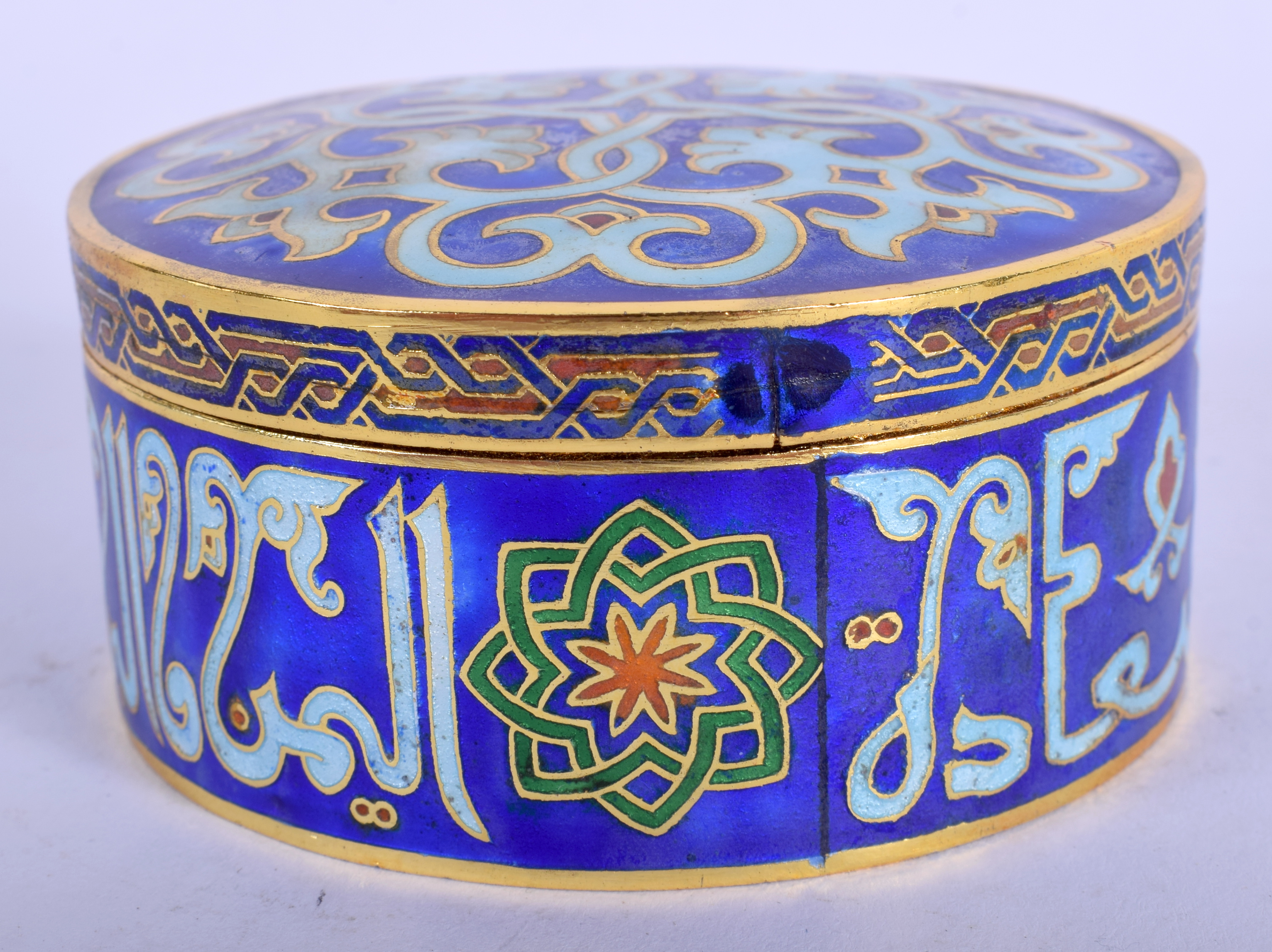 A 1950S CHINESE ENAMELLED BOX AND COVER. 8 cm diameter.