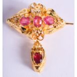 A YELLOW METAL GEM SET BROOCH. 5.5 cm wide.