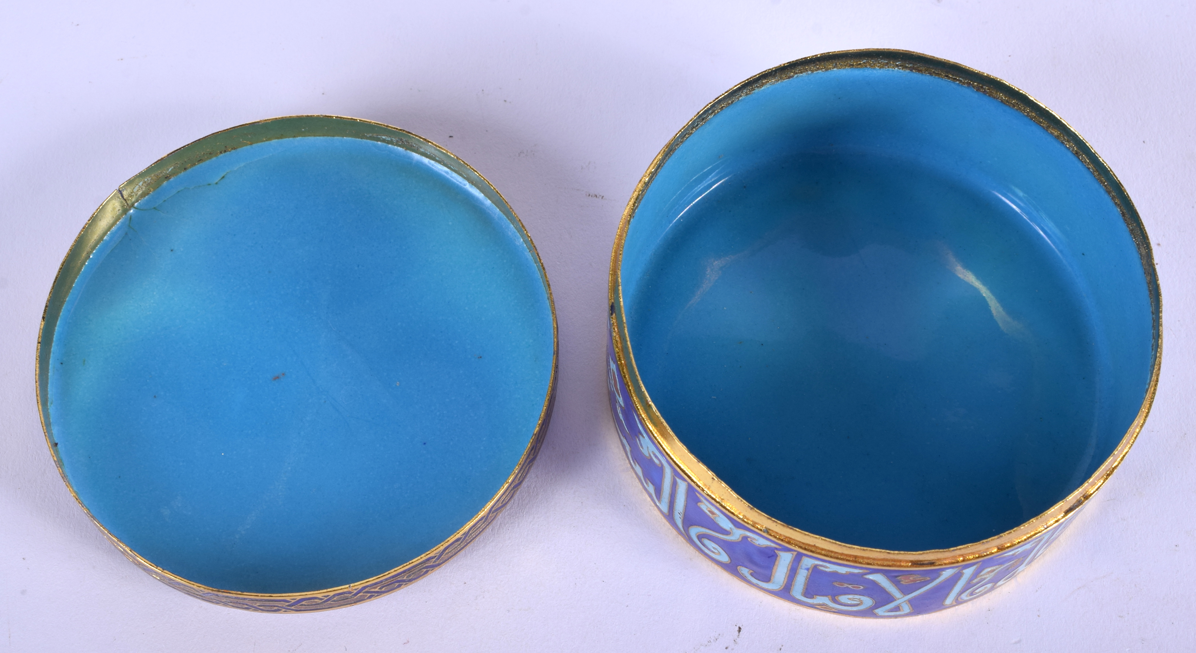 A 1950S CHINESE ENAMELLED BOX AND COVER. 8 cm diameter. - Image 4 of 5