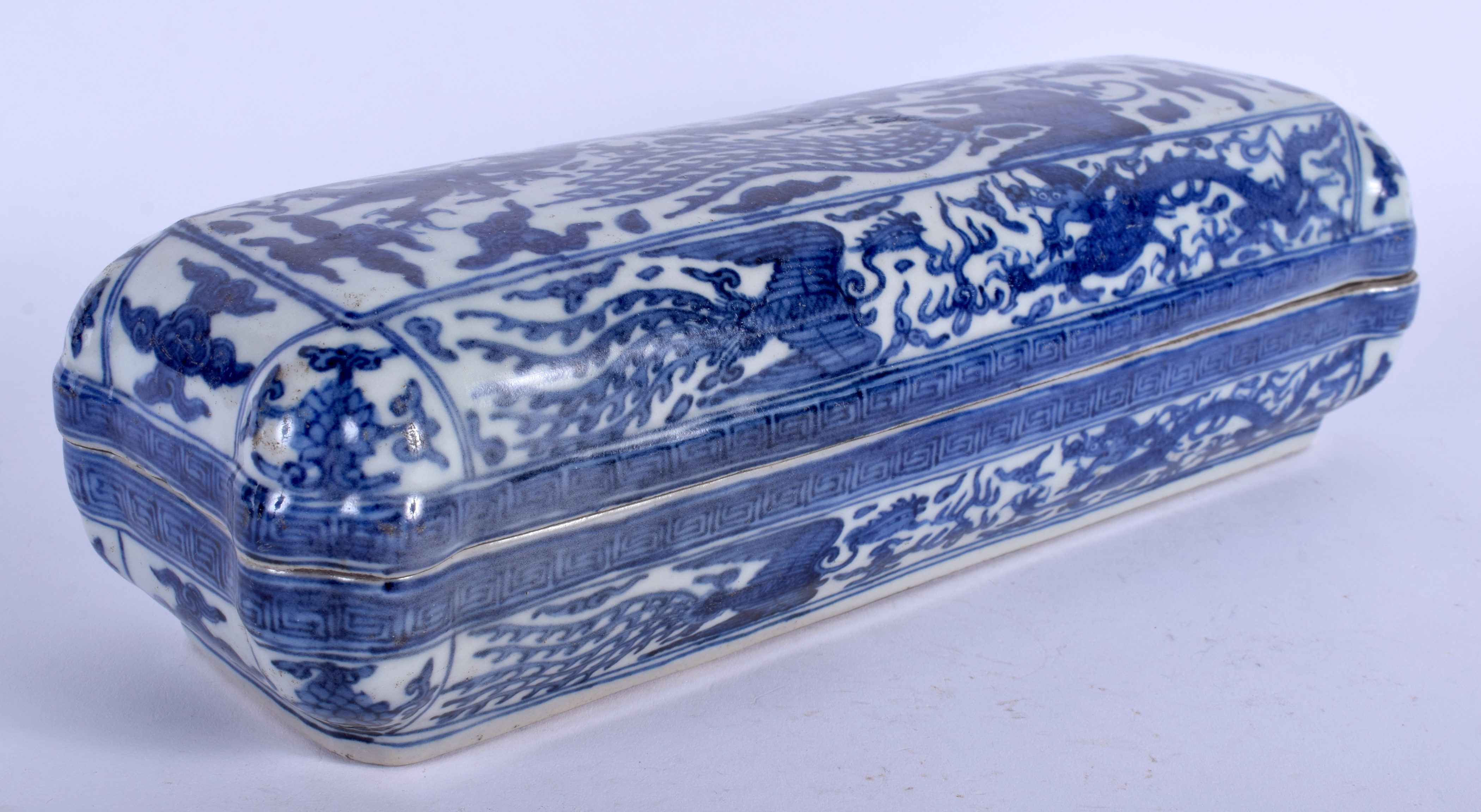 A CHINESE BLUE AND WHITE BOX AND COVER 20th Century. 28 cm x 8 cm.