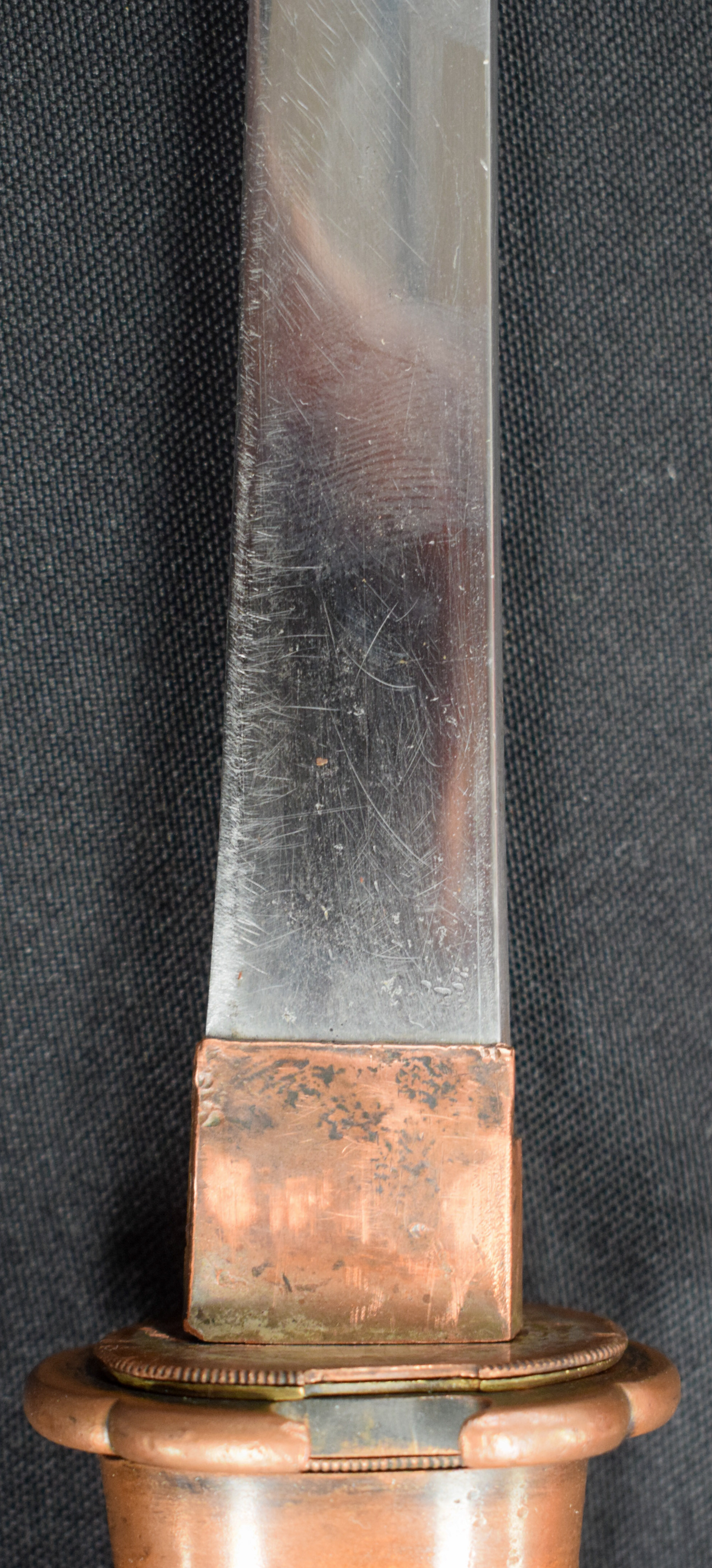 A 19TH CENTURY MEIJI PERIOD LACQUERED TANTO DAGGER with seaweed style handle. 38 cm long. - Image 8 of 11