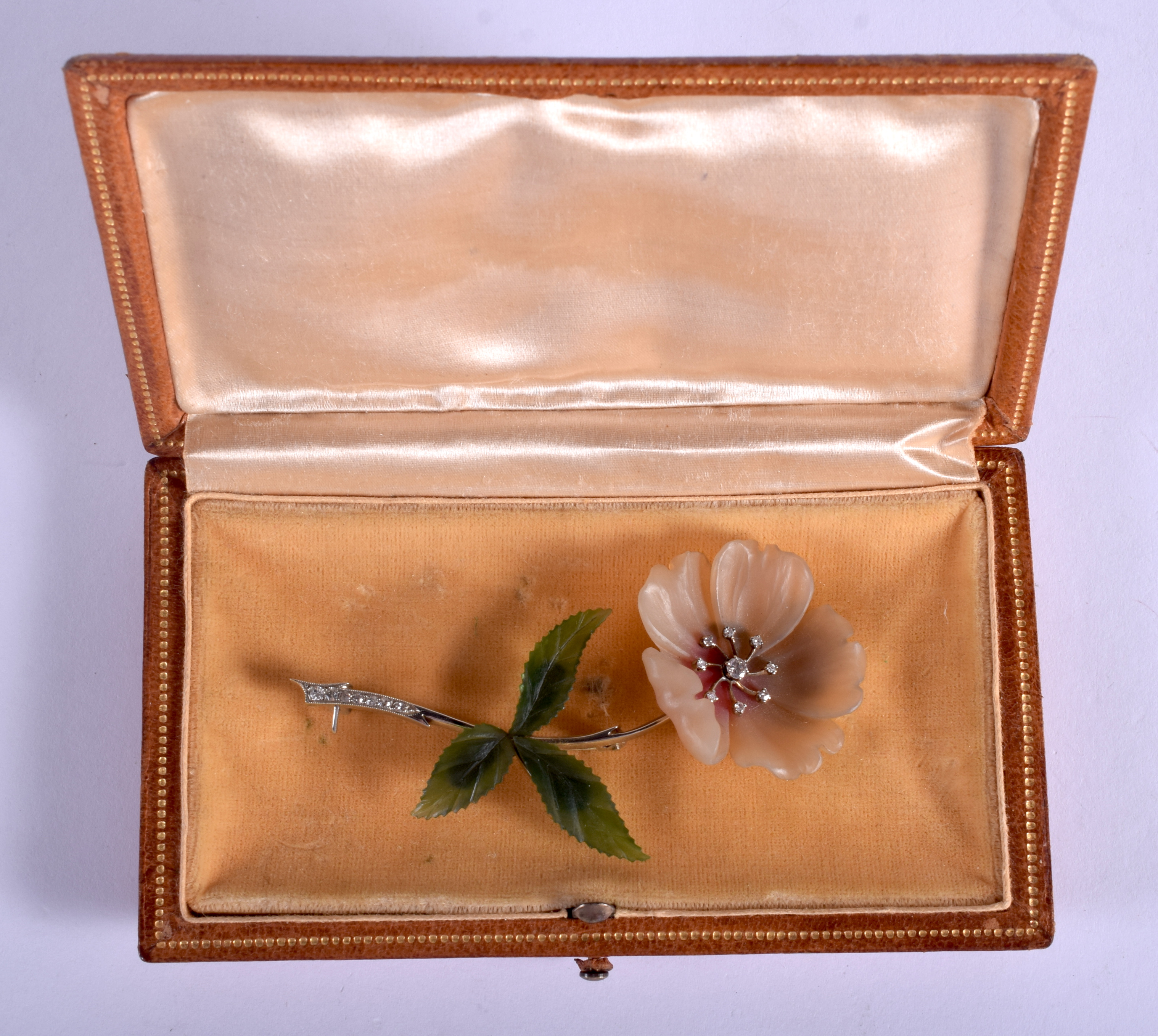 A FINE 18CT GOLD DIAMOND AND HARDSTONE BROOCH. 11.9 grams. 8.5 cm x 3.5 cm. - Image 4 of 4