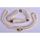 AN EDWARDIAN GOLD MOUNTED PEARL NECKLACE with matching bracelet. Largest 34 cm long. (2)