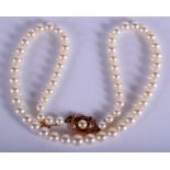 AN EDWARDIAN GOLD AND PEARL NECKLACE. 43 cm long.