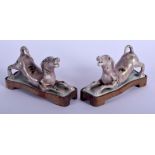 A PAIR OF 18TH CENTURY CHINESE EXPORT FIGURE OF HOUNDS Qing. 9.5 cm wide.