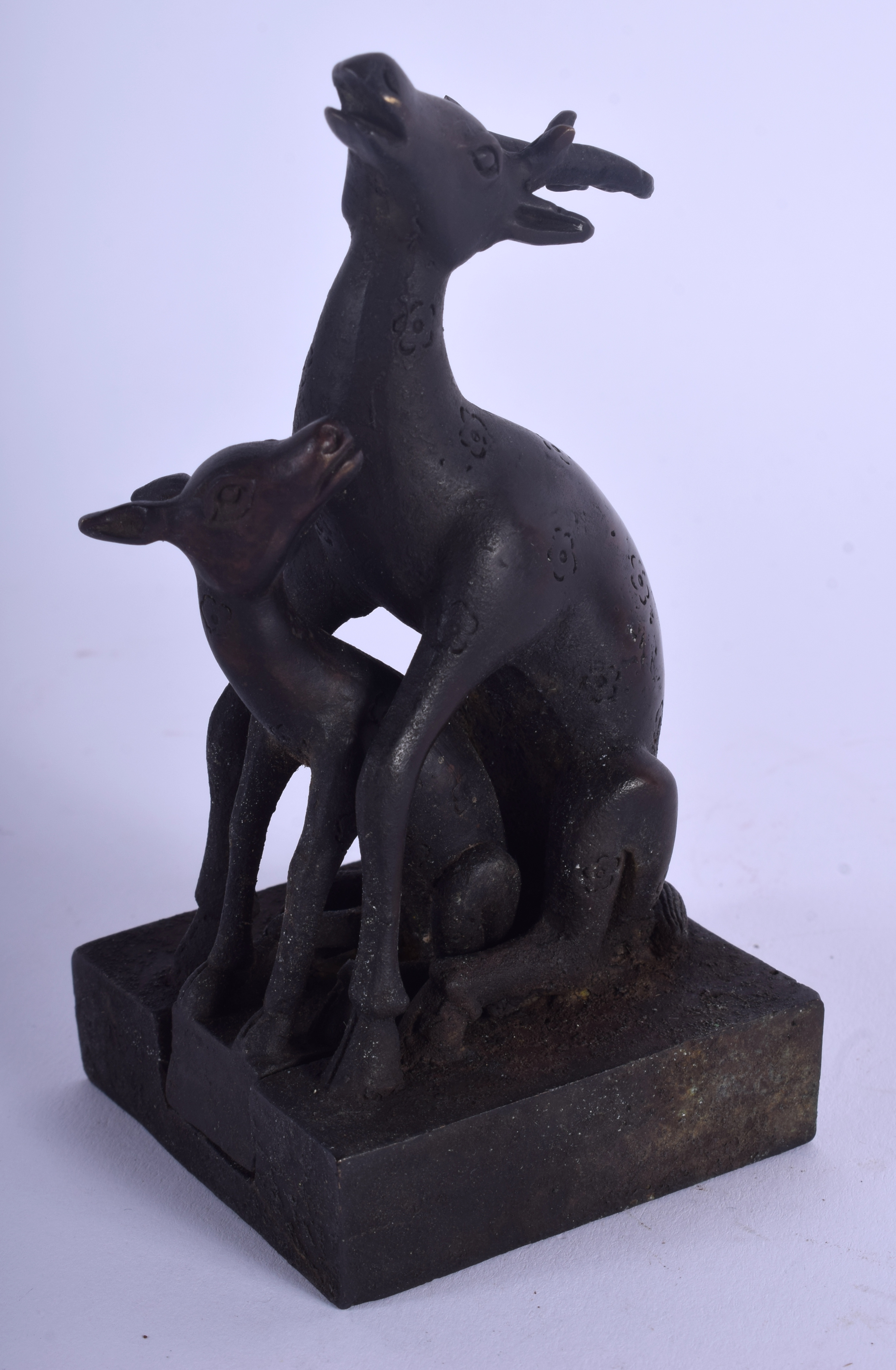 AN UNUSUAL EARLY 20TH CENTURY CHINESE BRONZE TWIN DEER SEAL with removable fawn. 13 cm x 6 cm.