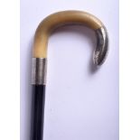 A SMALLER 19TH CENTURY CONTINENTAL CARVED RHINOCEROS HORN HANDLED WALKING CANE. 71 cm long.