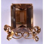 A LARGE VINTAGE GOLD BROOCH. 15.7 grams. 3 cm x 3.25 cm.