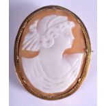 A VINTAGE GOLD CAMEO BROOCH. 10.4 grams. 2.75 cm x 4 cm.