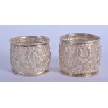 A PAIR OF ANTIQUE CONINENTAL SILVER NAPKIN RINGS. 3.2 oz. 4.5 cm wide.