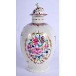 Worcester tea canister and cover painted in companie des indes style. 16 cm high.