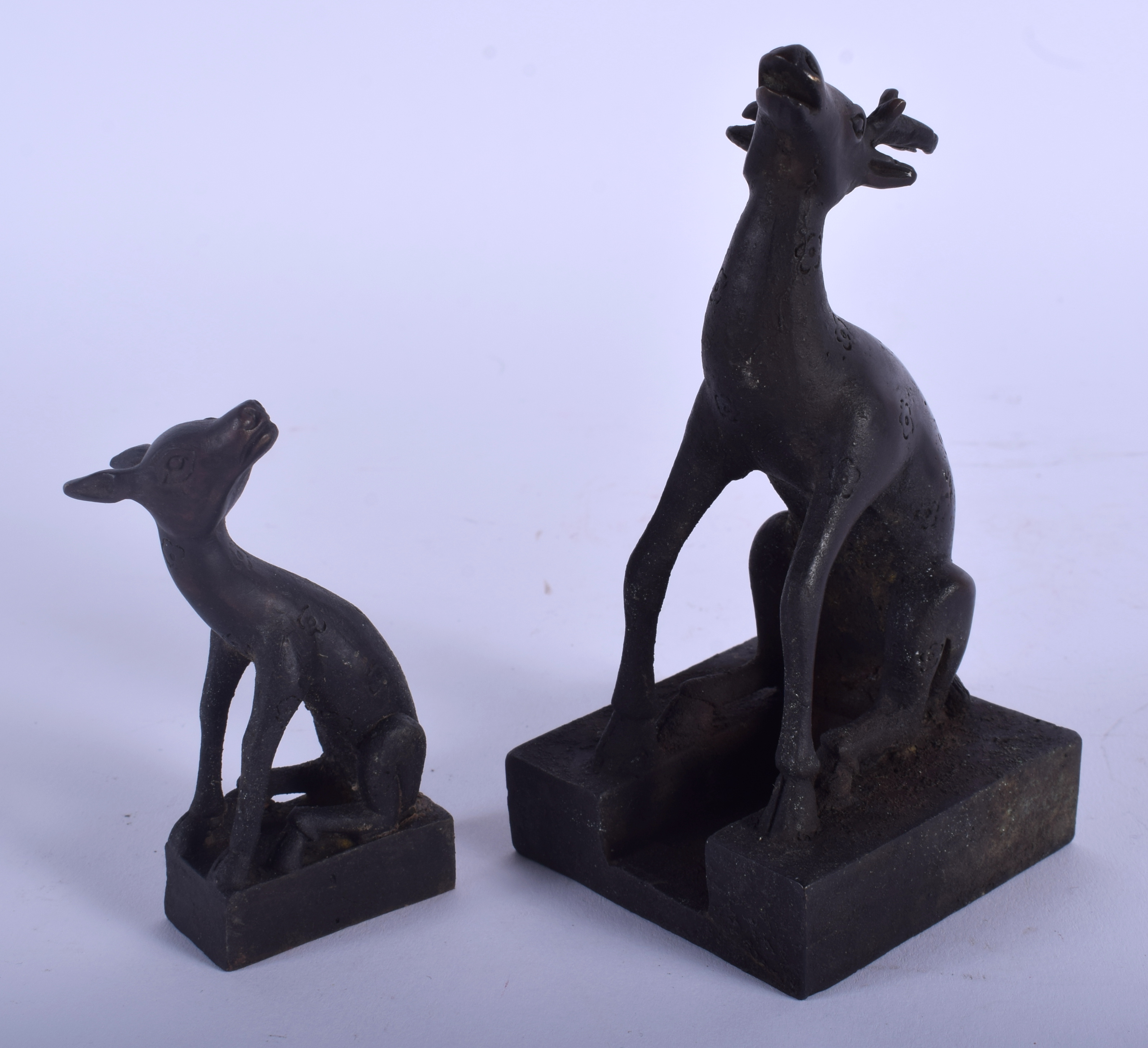 AN UNUSUAL EARLY 20TH CENTURY CHINESE BRONZE TWIN DEER SEAL with removable fawn. 13 cm x 6 cm. - Image 3 of 4