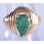 A STYLISH 9CT GOLD AND EMERALD RING. 5 grams. M.