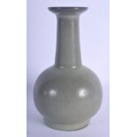 AN EARLY 20TH CENTURY CHINESE GE TYPE CRACKLED GLAZE VASE of mallet form. 18 cm high.