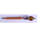 AN UNUSUAL CONTINENTAL GOLD MOUNTED AMETHYST AND TIGERS EGG PARASOL HANDLE. 23 cm long.