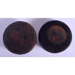 TWO ANTIQUE SNUFF BOXES. 7.5 cm diameter. (2)