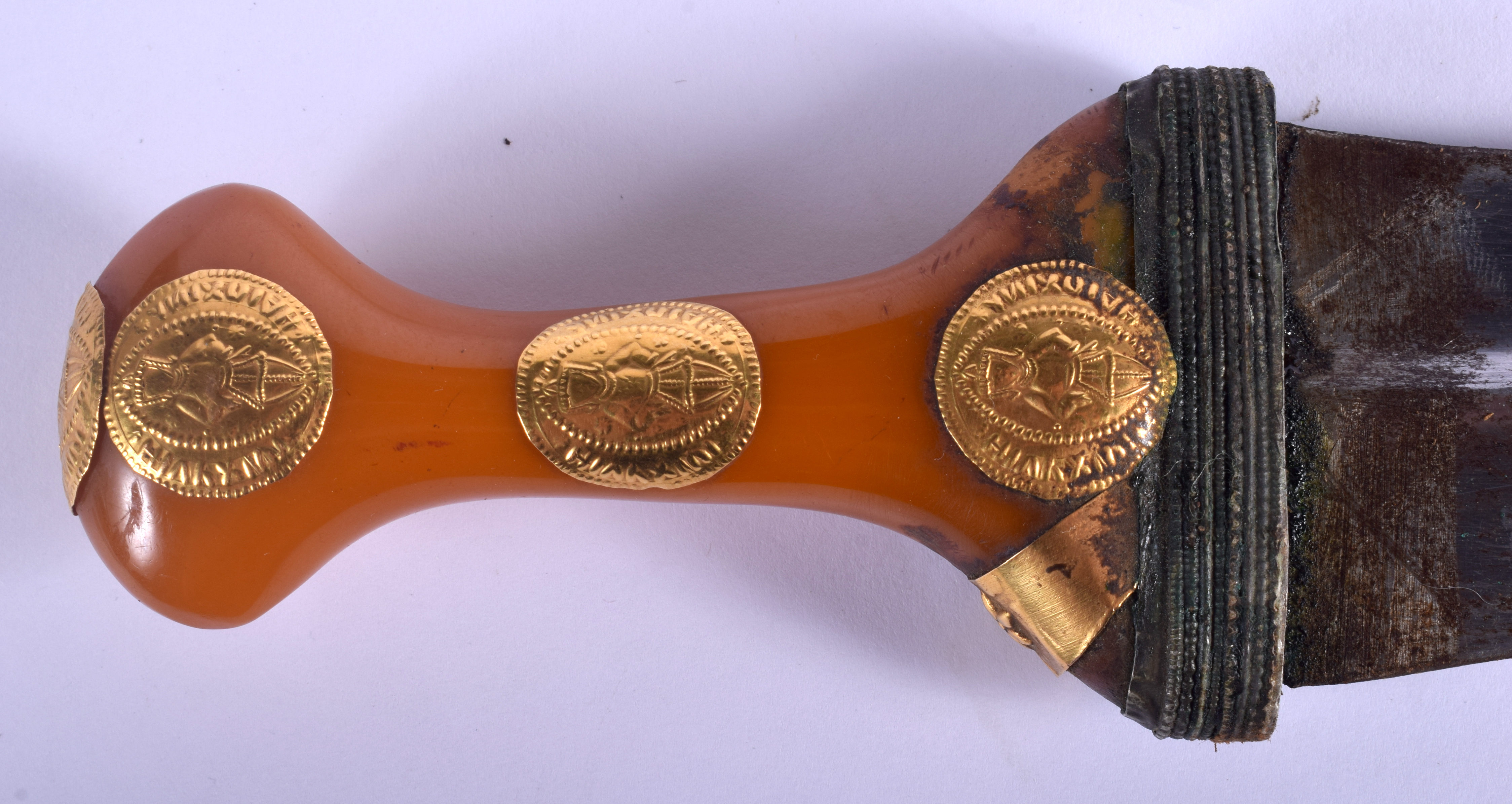 AN ANTIQUE MIDDLE EASTERN AMBER AND GOLD HANDLED JAMBIYA DAGGER. 31 cm long. - Image 3 of 3