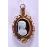 AN ANTIQUE GOLD AND CAMEO PENDANT. 5.3 grams. 2.5 cm x 3 cm.