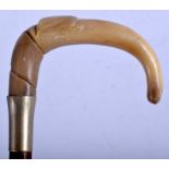 A 19TH CENTURY CONTINENTAL CARVED RHINOCEROS HORN WALKING CANE. 85 cm long.