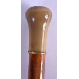 A 19TH CENTURY CONTINENTAL CARVED RHINOCEROS HORN HANDLED WALKING CANE. 88 cm long.