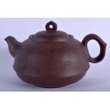 A CHINESE YIXING POTTERY TEAPOT AND COVER Late Qing/Republic, made by a student of Li Chang Hong (C1