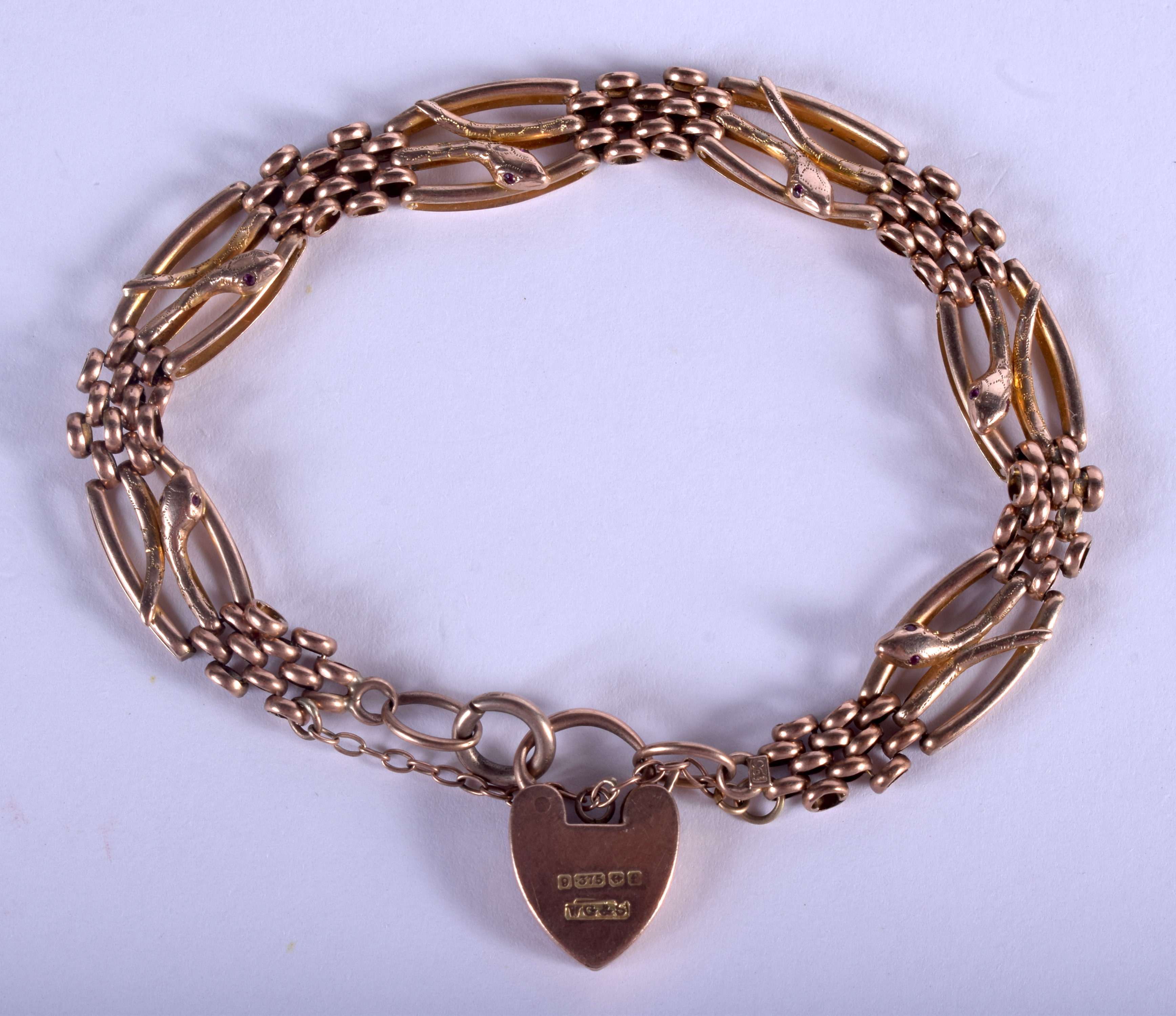 A 9CT GOLD BRACELET. 16.6 grams. 18 cm long.