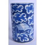 A 19TH CENTURY CHINESE BLUE AND WHITE PORCELAIN BRUSH POT Late Qing. 12 cm high.