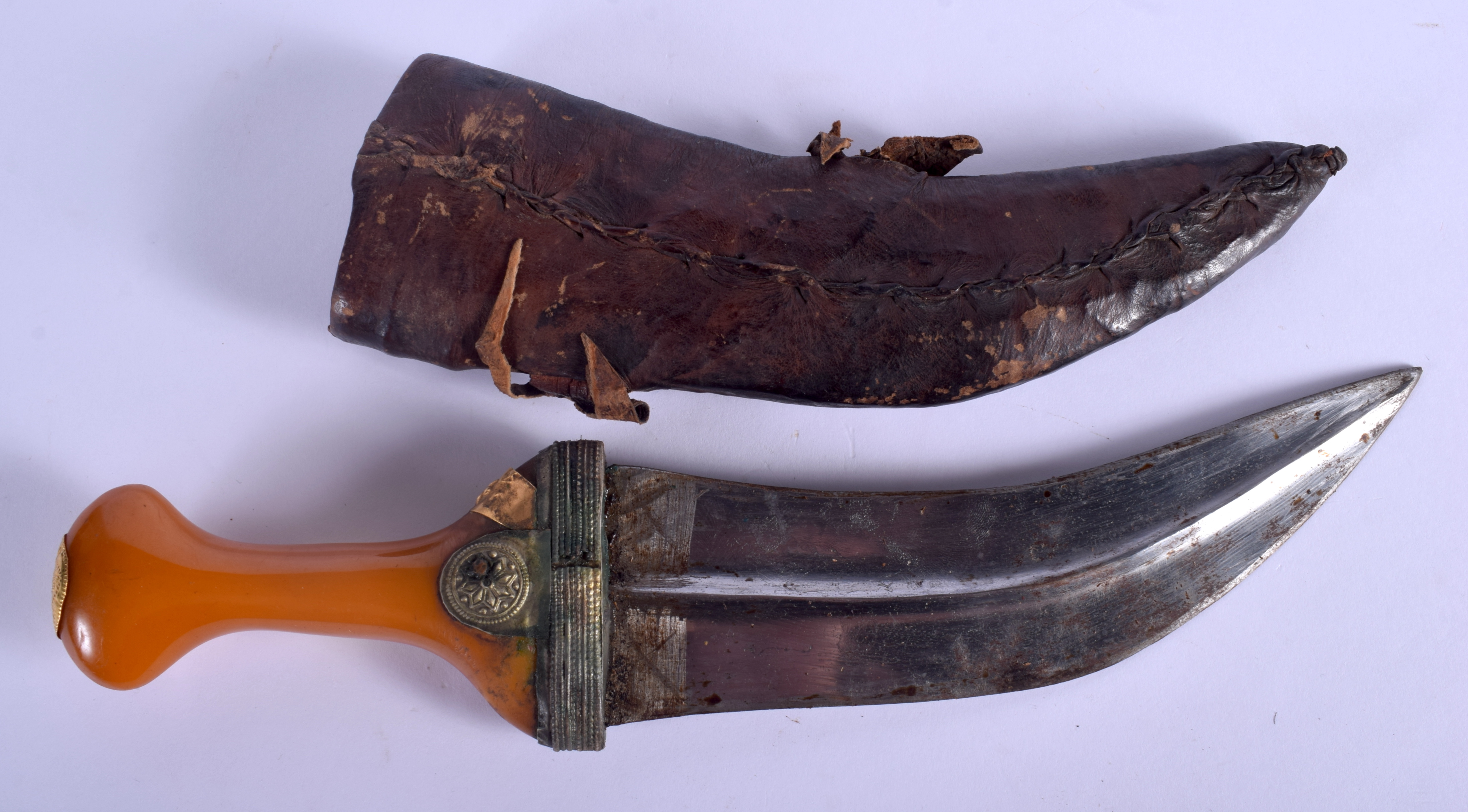 AN ANTIQUE MIDDLE EASTERN AMBER AND GOLD HANDLED JAMBIYA DAGGER. 31 cm long. - Image 2 of 3