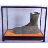 A GRAND TOUR STYLE BRONZE FOOT After the Antiquity. Bronze 21 cm x 16 cm.