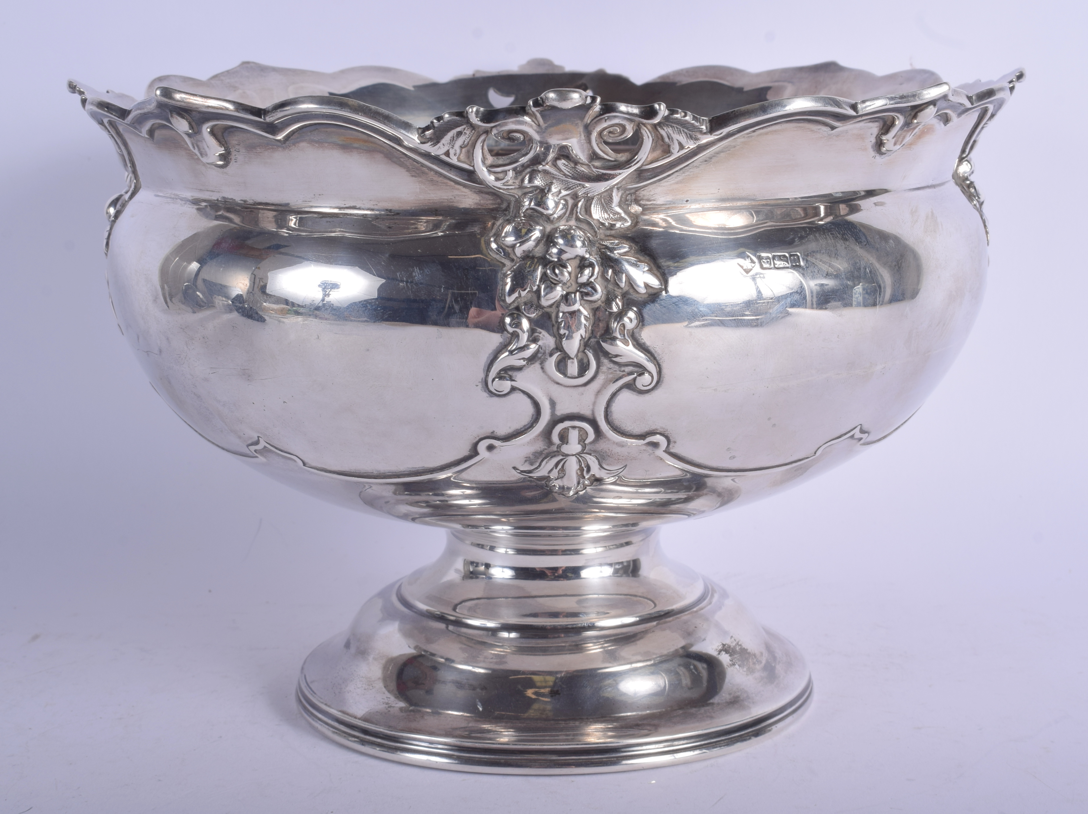 AN EDWARDIAN SILVER FRUIT BOWL. Sheffield 1905. 39.1 oz. 24 cm x 18 cm.