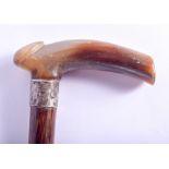 A 19TH CENTURY CONTINENTAL CARVED RHINOCEROS HORN HANDLED WALKING CANE. 88 cm long.