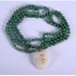 AN EARLY 20TH CENTURY CHINESE CARVED JADEITE AND GREEN JADE NECKLACE Late Qing/Republic. Pendant 4 c