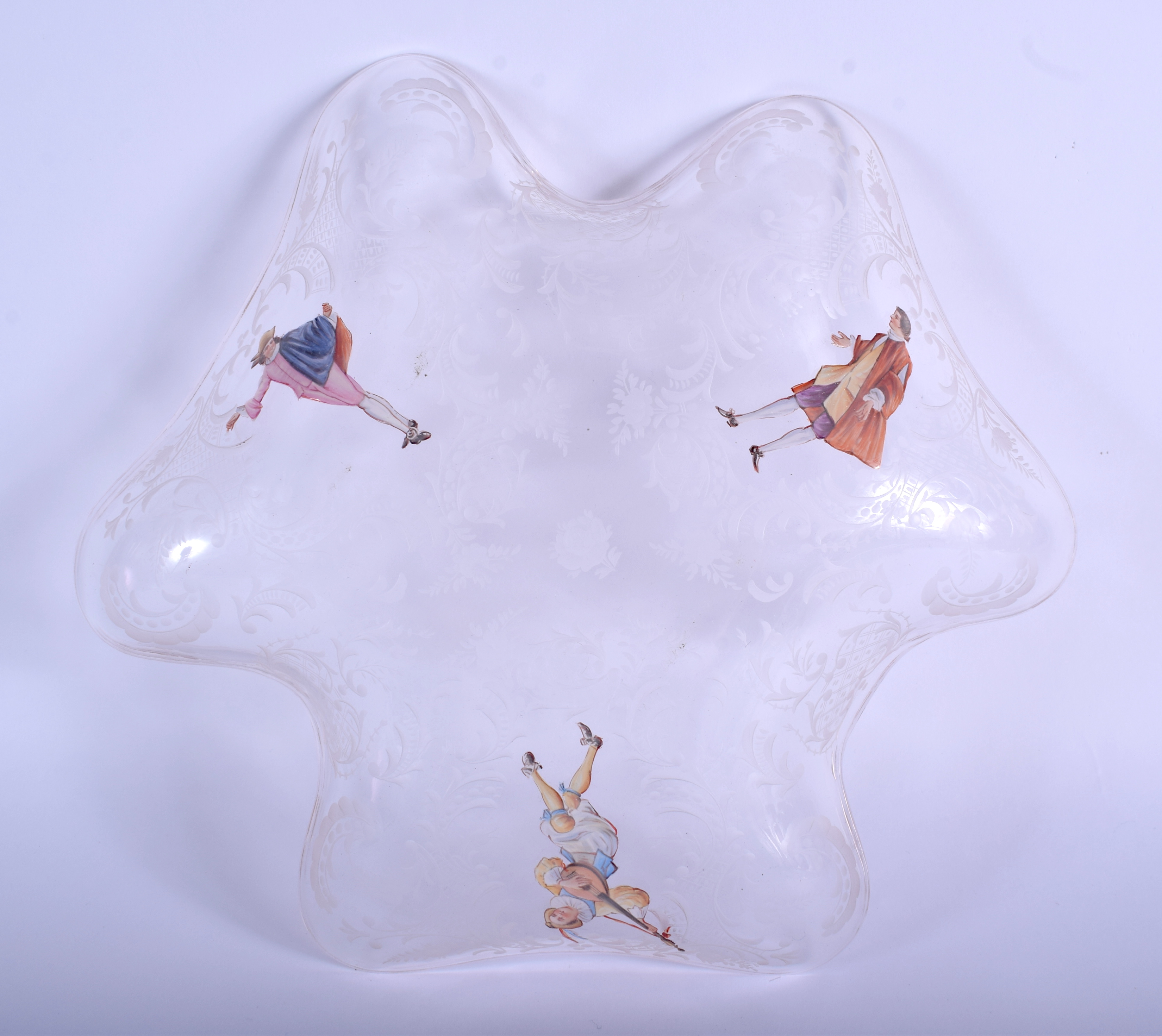 A LOVELY EARLY 20TH CENTURY NORTHERN EUROPEAN GLASS DISH enamelled with figures. 27 cm wide. - Bild 2 aus 5