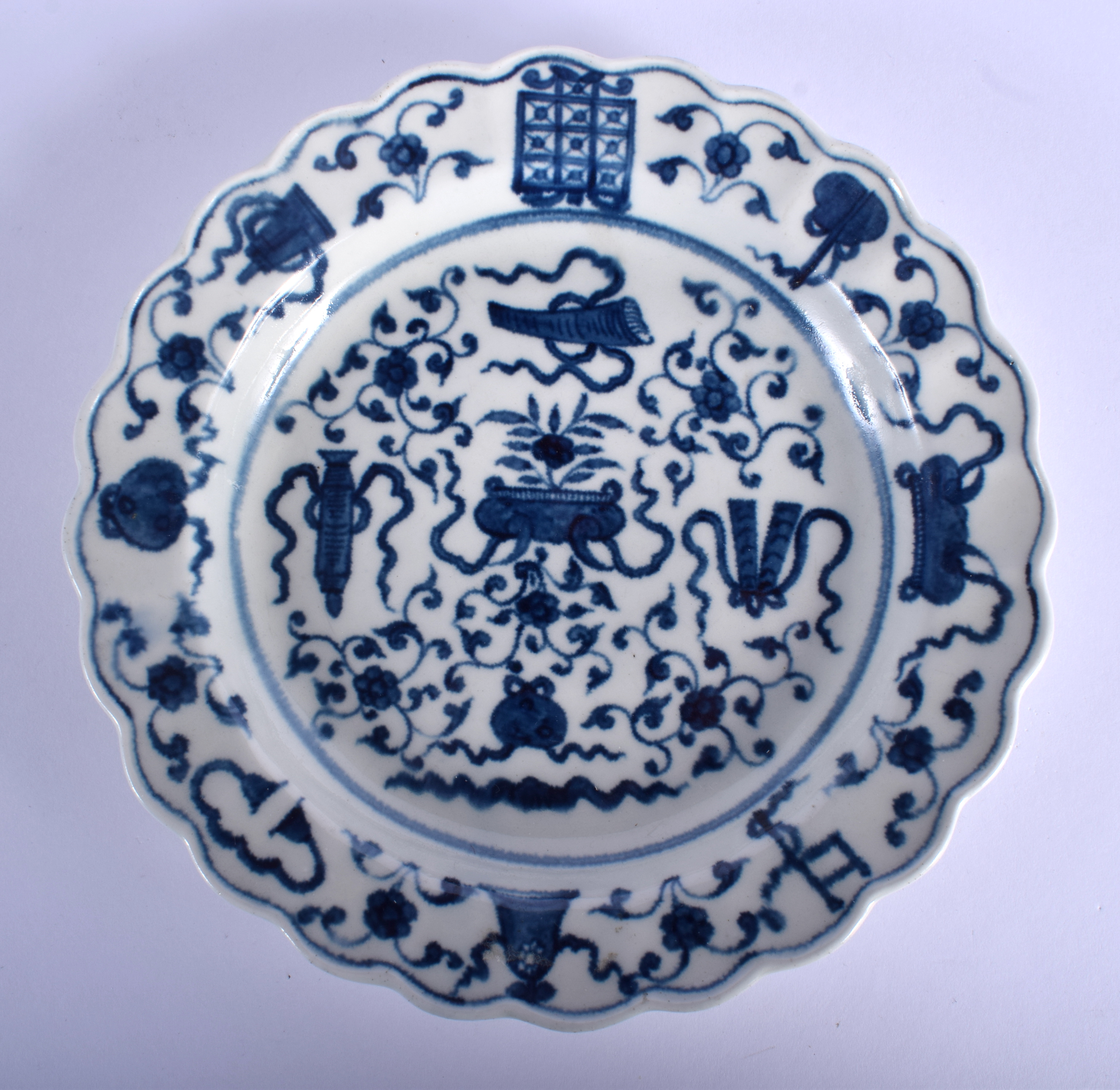 18th c. Worcester plate painted with the Hundred Antiques pattern after a Kangxi original. 19.5cm wi
